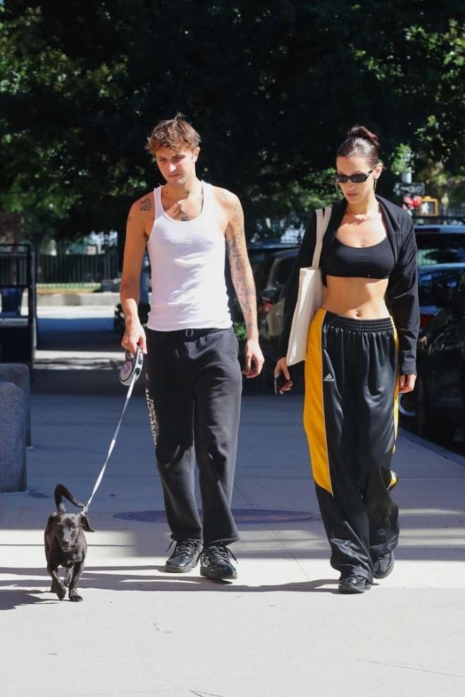  Bella Hadid dạo phố cùng em trai 'cực phẩm' nhưng fan nữ chỉ dán mắt vào cơ bụng hoàn hảo của người đẹp 1