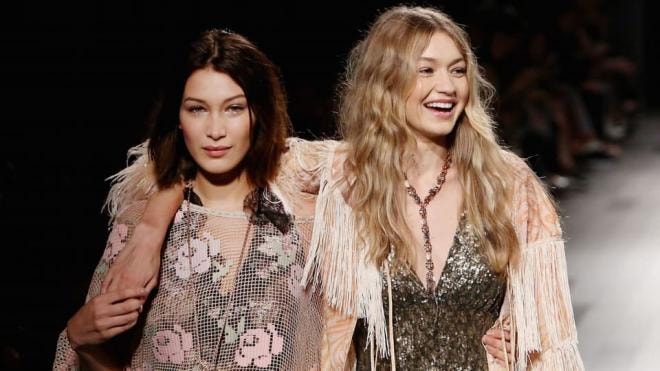  Bella Hadid dạo phố cùng em trai 'cực phẩm' nhưng fan nữ chỉ dán mắt vào cơ bụng hoàn hảo của người đẹp 12