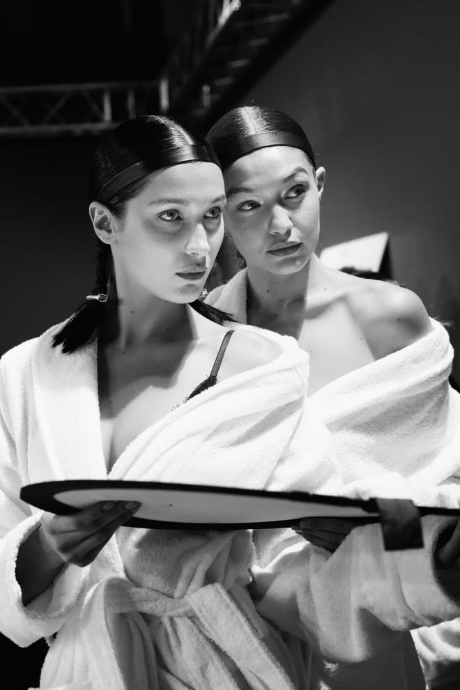  Bella Hadid dạo phố cùng em trai 'cực phẩm' nhưng fan nữ chỉ dán mắt vào cơ bụng hoàn hảo của người đẹp 13
