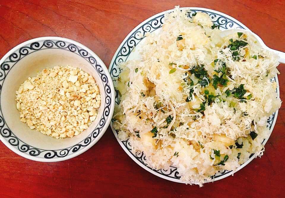 Xôi sắn thơm ngon, nóng hổi là một trong các món xôi ngon được rất nhiều gia đình ưa chuộng. (Ảnh: Internet)