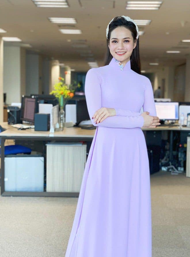 Nhan sắc đời thường không lên sóng của nữ MC 'Chuyển động 24h' - Thu Hương 9