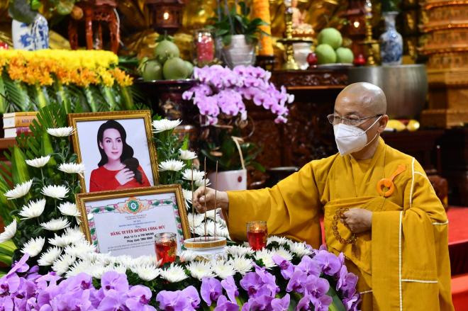 le-cau-sieu-phi-nhung11-ngoisaovn-w2048-h1365 8 le-cau-sieu-phi-nhung11-ngoisaovn-w2048-h1365 8