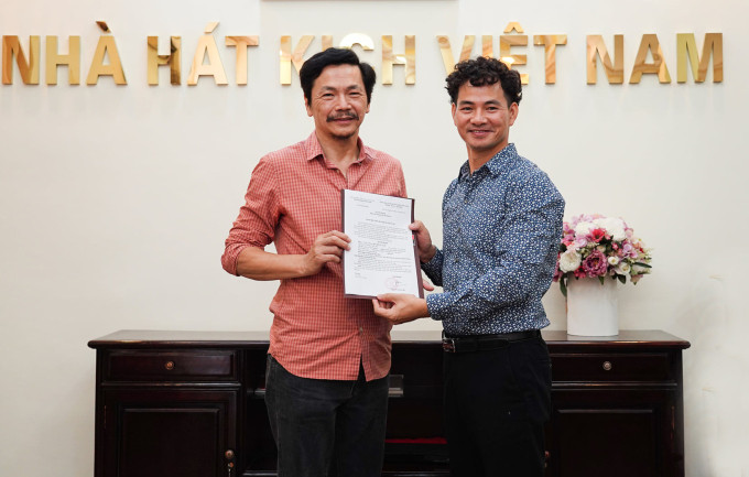 Trong buổi chia tay, Xuân Bắc - Giám đốc Nhà hát Kịch Việt Nam - nói mong nghệ sĩ Trung Anh tiếp tục cộng tác với đơn vị trong các tác phẩm mới. Ảnh: NHK VN