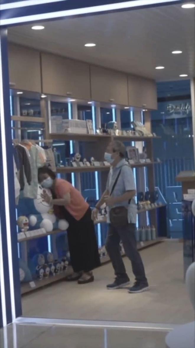 Bác gái kéo tay bác trai làm nũng đòi mua Doraemon siêu to khổng lồ khiến cư dân mạng 'ôm tim' vì quá dễ thương 1