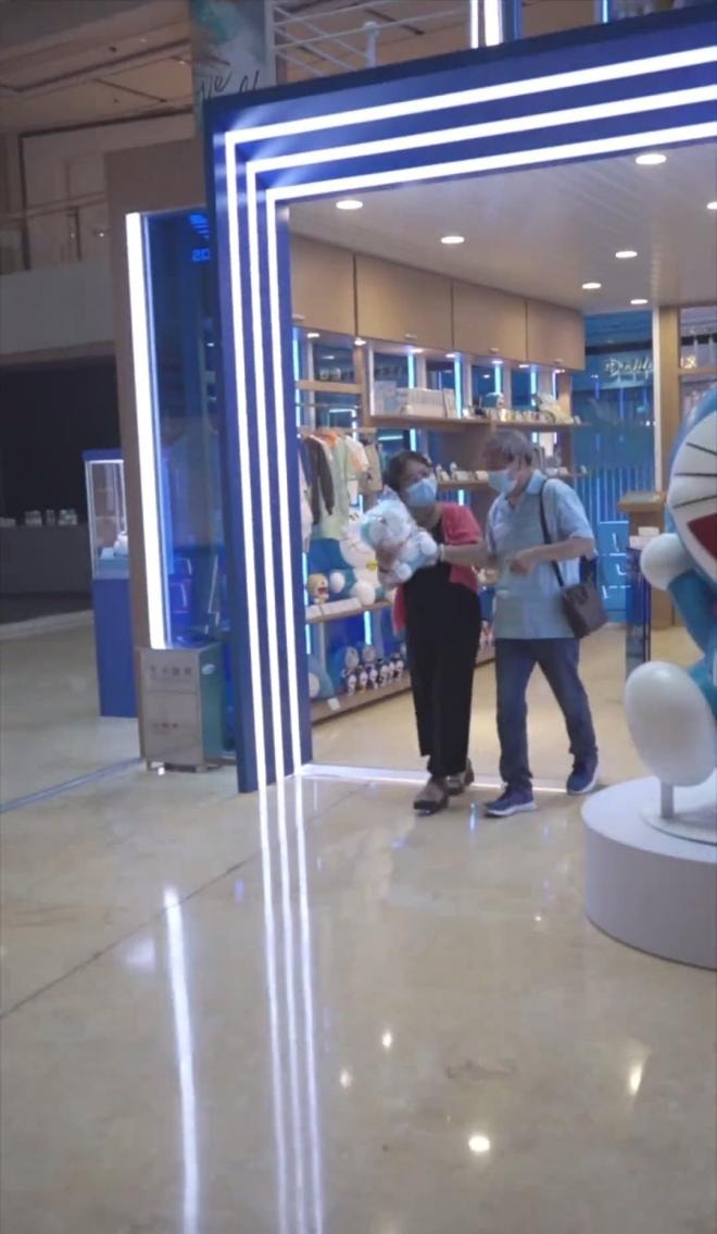 Bác gái kéo tay bác trai làm nũng đòi mua Doraemon siêu to khổng lồ khiến cư dân mạng 'ôm tim' vì quá dễ thương 11