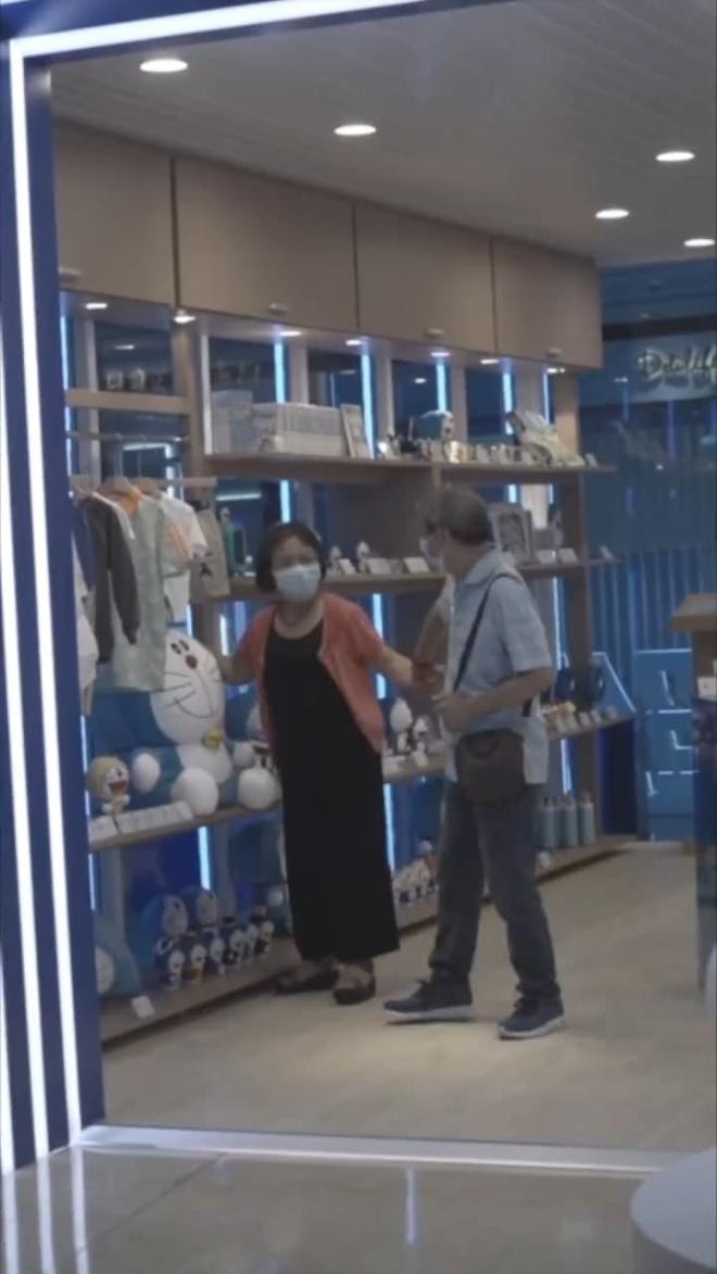 Bác gái kéo tay bác trai làm nũng đòi mua Doraemon siêu to khổng lồ khiến cư dân mạng 'ôm tim' vì quá dễ thương 2