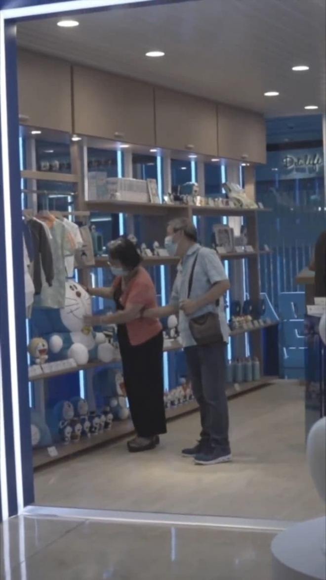 Bác gái kéo tay bác trai làm nũng đòi mua Doraemon siêu to khổng lồ khiến cư dân mạng 'ôm tim' vì quá dễ thương 3