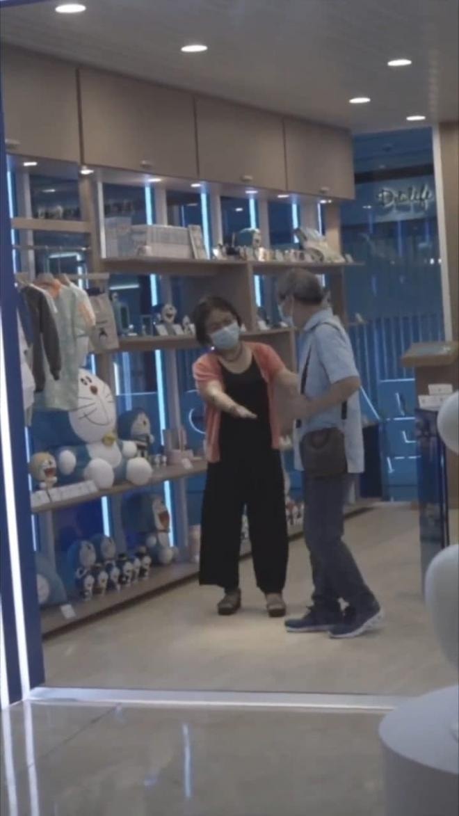 Bác gái kéo tay bác trai làm nũng đòi mua Doraemon siêu to khổng lồ khiến cư dân mạng 'ôm tim' vì quá dễ thương 4