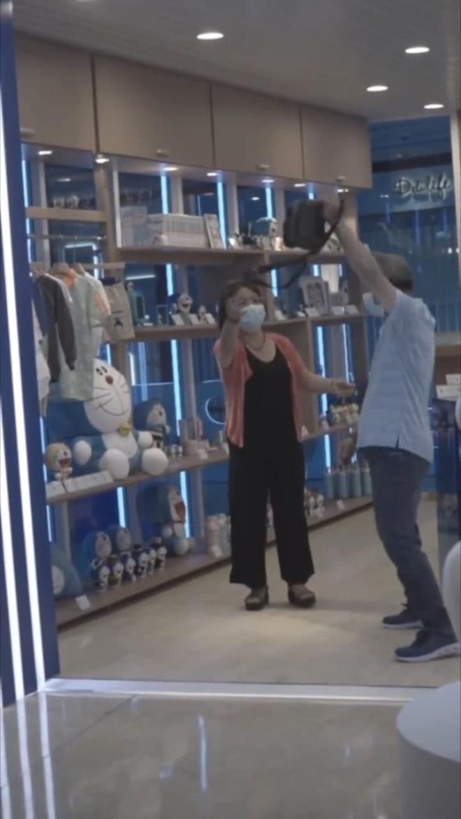 Bác gái kéo tay bác trai làm nũng đòi mua Doraemon siêu to khổng lồ khiến cư dân mạng 'ôm tim' vì quá dễ thương 5