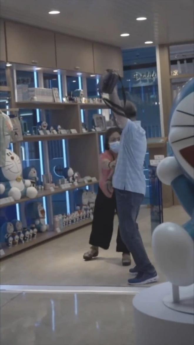 Bác gái kéo tay bác trai làm nũng đòi mua Doraemon siêu to khổng lồ khiến cư dân mạng 'ôm tim' vì quá dễ thương 6