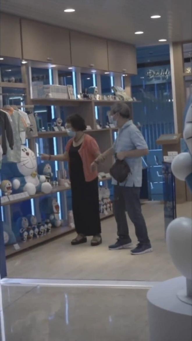 Bác gái kéo tay bác trai làm nũng đòi mua Doraemon siêu to khổng lồ khiến cư dân mạng 'ôm tim' vì quá dễ thương 9