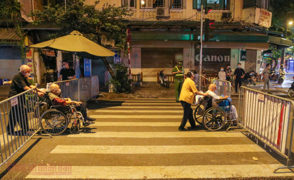 Xuyên đêm đưa F1 từ ổ dịch Bệnh viện Việt Đức đi cách ly -4