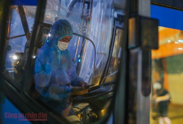 Xuyên đêm đưa F1 từ ổ dịch Bệnh viện Việt Đức đi cách ly -5