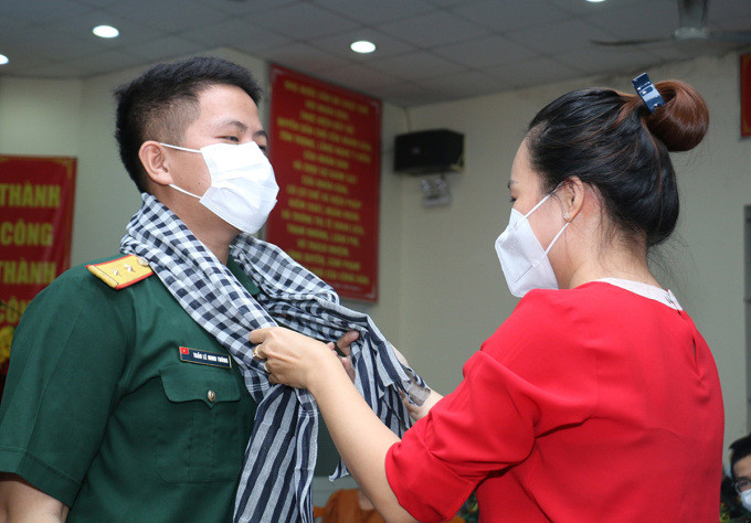 UBND phường 1, quận Bình Thạnh tặng khăn rằn kỷ niệm cho quân nhân hỗ trợ chống dịch. Ảnh: Hà An