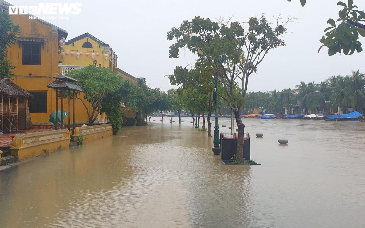 Quảng Nam: Miền núi sạt lở chia cắt, nước bủa vây phố cổ Hội An - 4