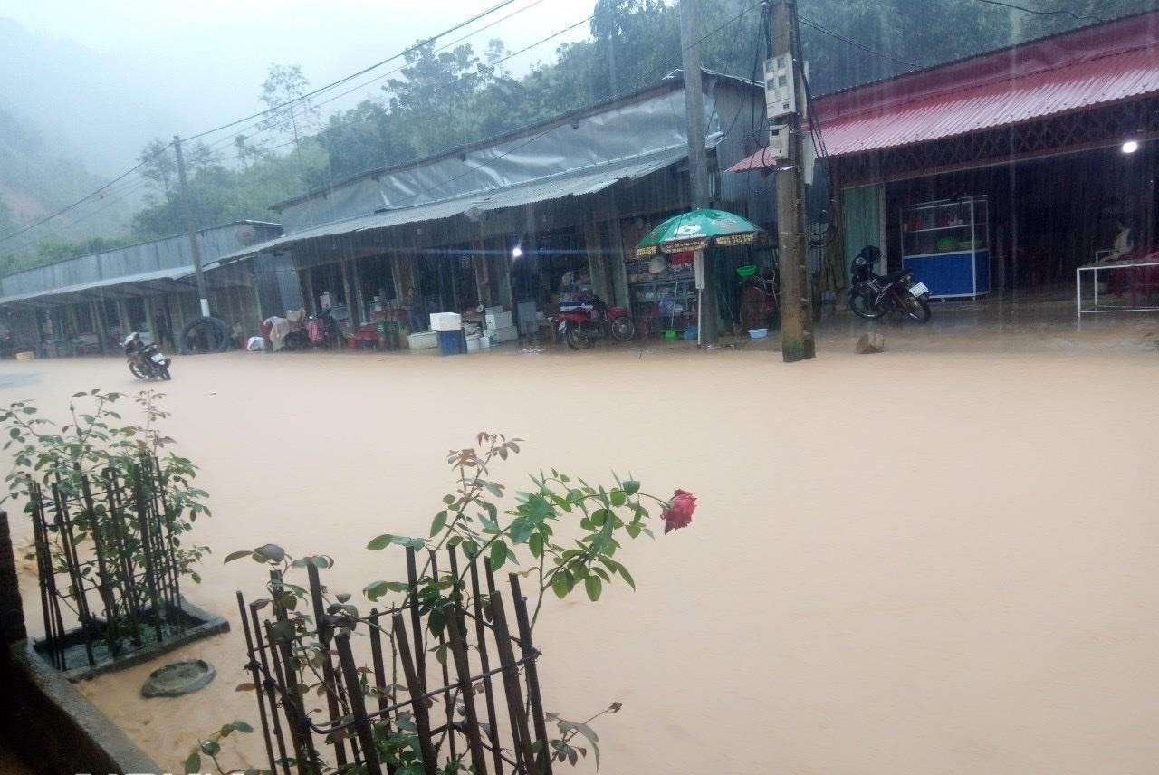 Quảng Nam: Miền núi sạt lở chia cắt, nước bủa vây phố cổ Hội An - 2