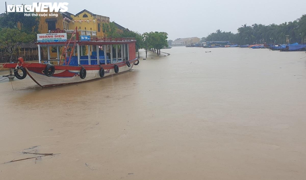 Quảng Nam: Miền núi sạt lở chia cắt, nước bủa vây phố cổ Hội An - 1