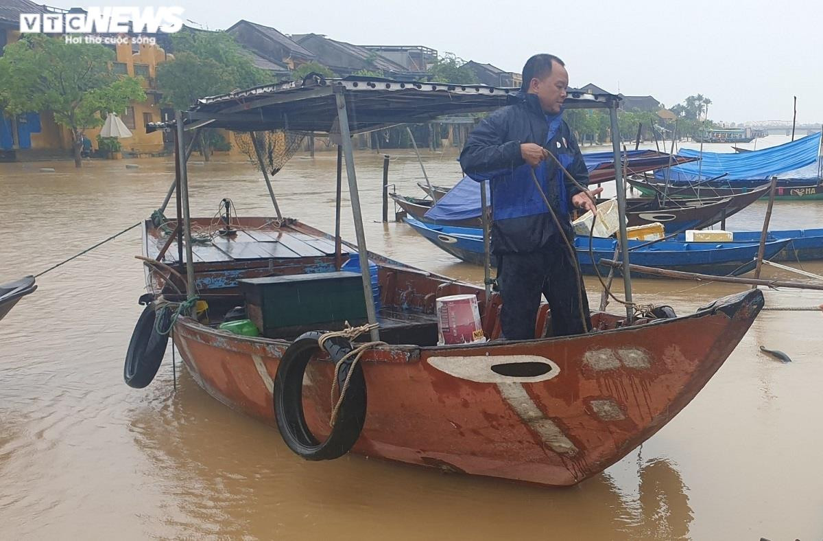 Quảng Nam: Miền núi sạt lở chia cắt, nước bủa vây phố cổ Hội An - 8