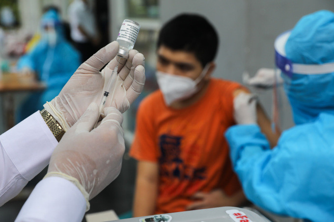 Một người dân tiêm vaccine Covid-19 tại TP HCM. Ảnh: Quỳnh Trần