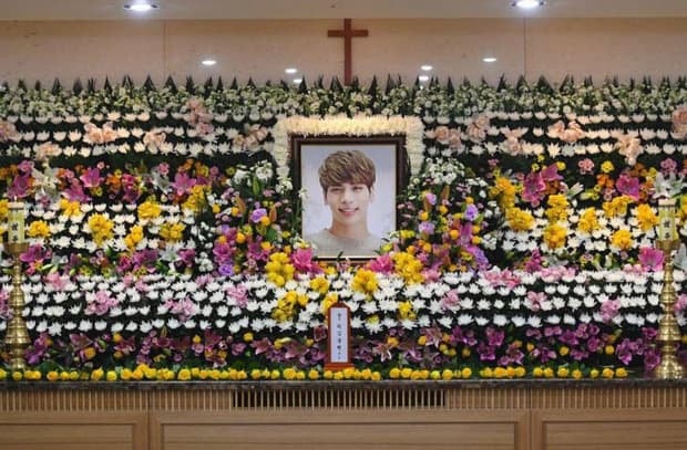 Ca sĩ người Mỹ gây tranh cãi vì chế ảnh tang lễ idol quá cố Jonghyun (SHINee) 'câu like' cho tour 1