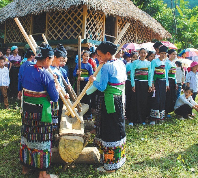 Âm thanh phát ra từ mỗi điệu khua luống mang ý nghĩa về một cuộc sống no đủ, hạnh phúc. (Ảnh: Internet)