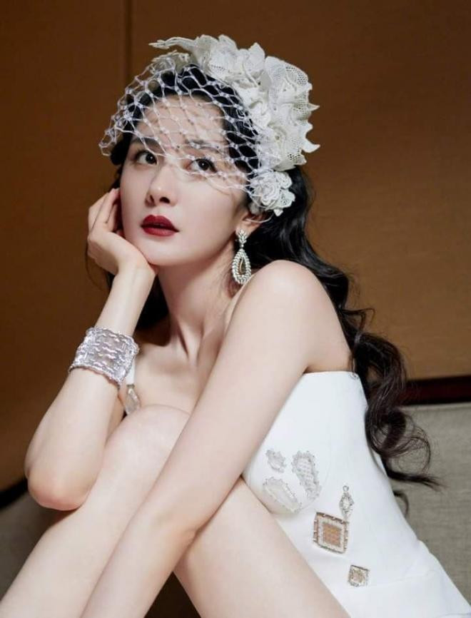 Siêu thảm đỏ Cbiz hôm nay: Dương Mịch diện đầm xẻ tít tắp lấn lướt Thang Duy, 'tiểu Chương Tử Di' đầy thần thái nhưng lai bị réo scandal 'đổi tình' với thầy giáo 3