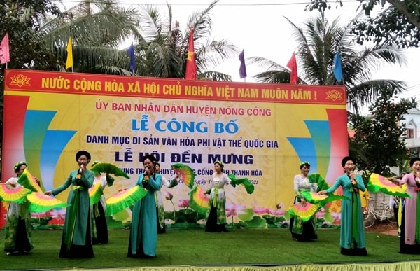 Hát chèo thờ làng Mưng là tiết mục đặc sắc trong Lễ hội.