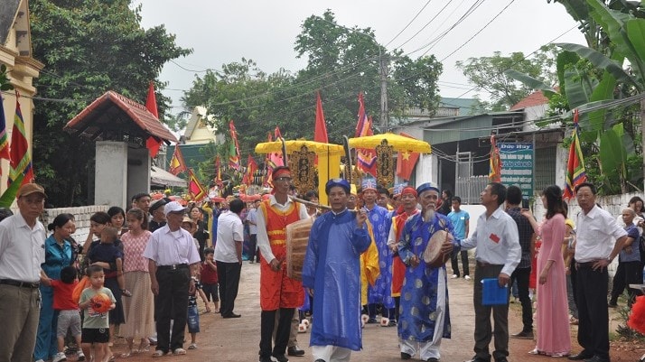 Nghi thức rước cỗ trong Lễ hội đền Mừng.