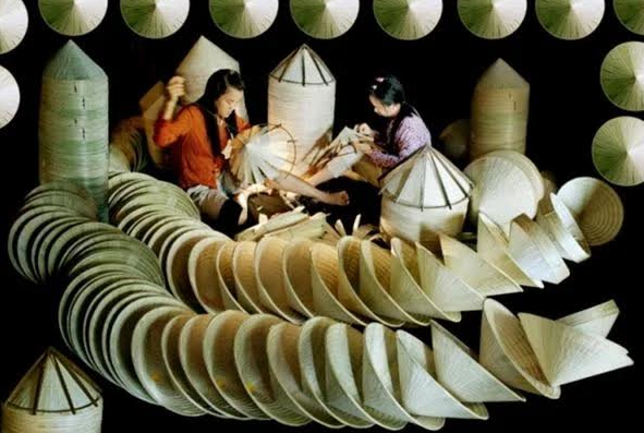 Nghề làm nón nhìn có vẻ đơn giản nhưng đòi hỏi người làm nón phải cẩn thận và tỉ mỉ. (Ảnh: Internet)
