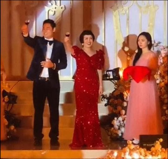 Phú bà U60 cưới bạn trai trẻ trung, nhìn gương mặt tươi như hoa của chú rể cư dân mạng bình luận: 'Tôi không muốn làm lụng vất vả nữa!' 1 Phú bà U60 cưới bạn trai trẻ trung, nhìn gương mặt tươi như hoa của chú rể cư dân mạng bình luận: 'Tôi không muốn làm lụng vất vả nữa!' 1
