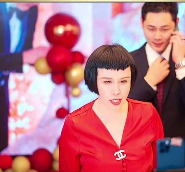 Phú bà U60 cưới bạn trai trẻ trung, nhìn gương mặt tươi như hoa của chú rể cư dân mạng bình luận: 'Tôi không muốn làm lụng vất vả nữa!' 10 Phú bà U60 cưới bạn trai trẻ trung, nhìn gương mặt tươi như hoa của chú rể cư dân mạng bình luận: 'Tôi không muốn làm lụng vất vả nữa!' 10