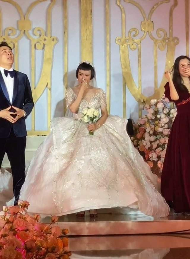 Phú bà U60 cưới bạn trai trẻ trung, nhìn gương mặt tươi như hoa của chú rể cư dân mạng bình luận: 'Tôi không muốn làm lụng vất vả nữa!' 4 Phú bà U60 cưới bạn trai trẻ trung, nhìn gương mặt tươi như hoa của chú rể cư dân mạng bình luận: 'Tôi không muốn làm lụng vất vả nữa!' 4