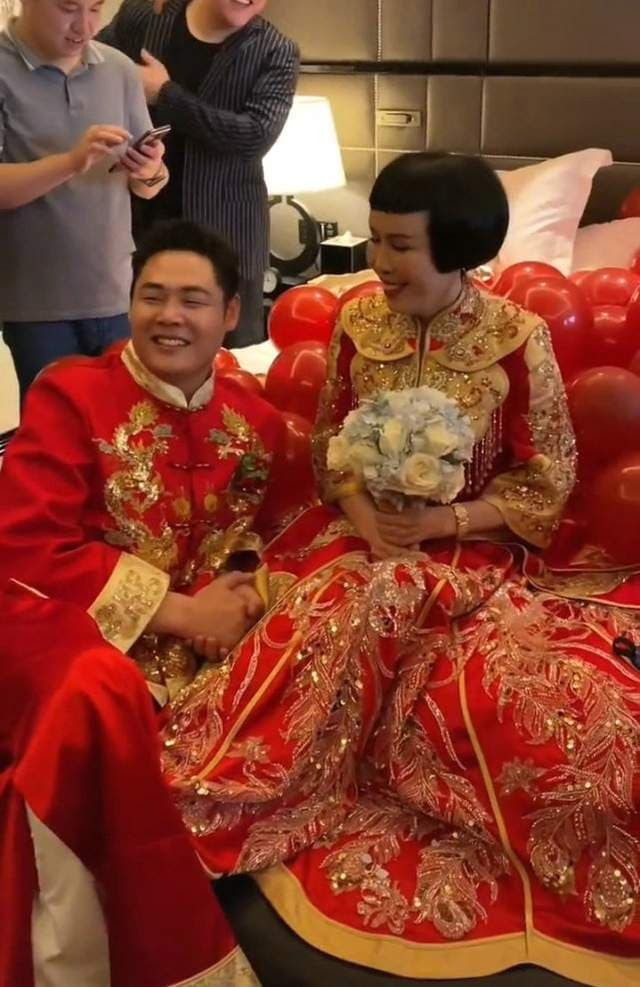 Phú bà U60 cưới bạn trai trẻ trung, nhìn gương mặt tươi như hoa của chú rể cư dân mạng bình luận: 'Tôi không muốn làm lụng vất vả nữa!' 5 Phú bà U60 cưới bạn trai trẻ trung, nhìn gương mặt tươi như hoa của chú rể cư dân mạng bình luận: 'Tôi không muốn làm lụng vất vả nữa!' 5