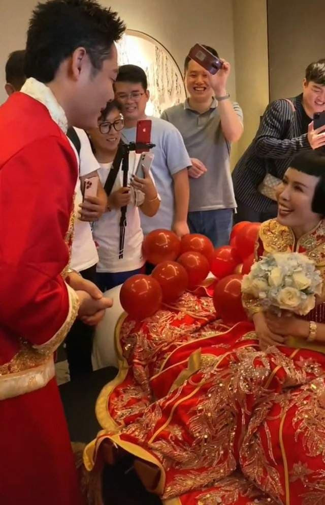 Phú bà U60 cưới bạn trai trẻ trung, nhìn gương mặt tươi như hoa của chú rể cư dân mạng bình luận: 'Tôi không muốn làm lụng vất vả nữa!' 6 Phú bà U60 cưới bạn trai trẻ trung, nhìn gương mặt tươi như hoa của chú rể cư dân mạng bình luận: 'Tôi không muốn làm lụng vất vả nữa!' 6