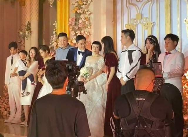 Phú bà U60 cưới bạn trai trẻ trung, nhìn gương mặt tươi như hoa của chú rể cư dân mạng bình luận: 'Tôi không muốn làm lụng vất vả nữa!' 7 Phú bà U60 cưới bạn trai trẻ trung, nhìn gương mặt tươi như hoa của chú rể cư dân mạng bình luận: 'Tôi không muốn làm lụng vất vả nữa!' 7