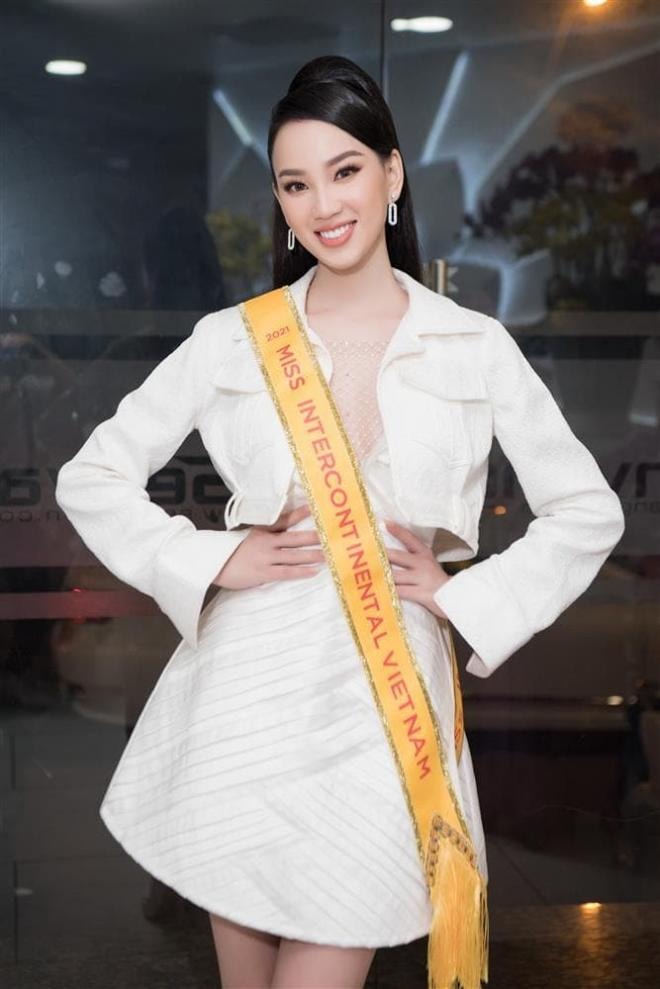 dai-dien-viet-nam-tai-miss-intercontinental-2021-bi-thu-giu-hanh-ly-vi-nghi-buon-lau-chiu-phat-gan-100-trieu-2-ngoisaovn-w667-h1000 4