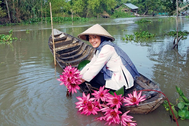 Xuồng ba lá không chỉ đơn thuần là phương tiện giao thông, mà nó còn đặc trưng văn hóa, là chất liệu không thể thiếu cấu thành nên cái hồn của một miền quê sông nước. (Ảnh: Internet)