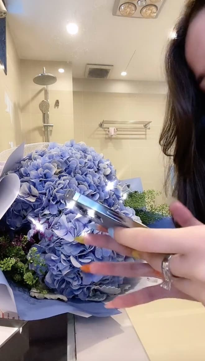 Thư Vũ đập hộp điện thoại  3