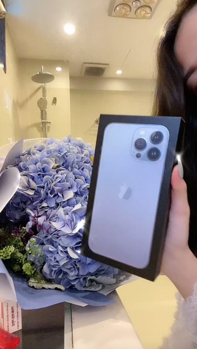 Thư Vũ đập hộp điện thoại  4