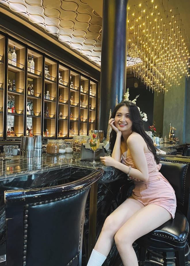 Thư Vũ đập hộp điện thoại  5