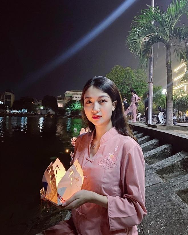 Thư Vũ đập hộp điện thoại  6