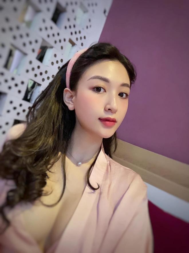 Thư Vũ đập hộp điện thoại  7