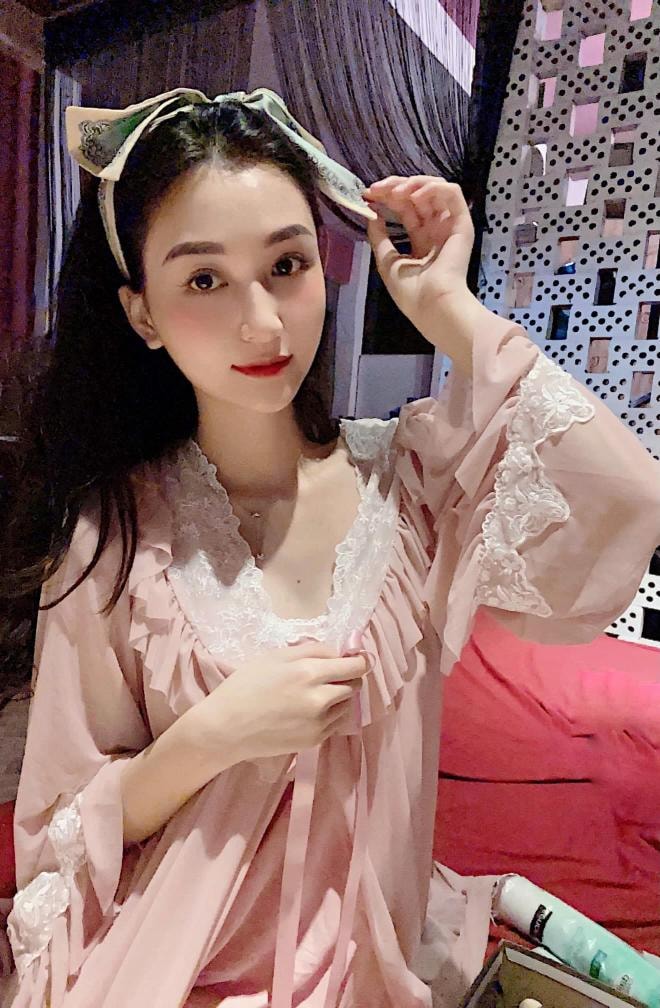 Thư Vũ đập hộp điện thoại  9