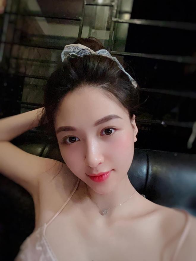 Thư Vũ đập hộp điện thoại  10