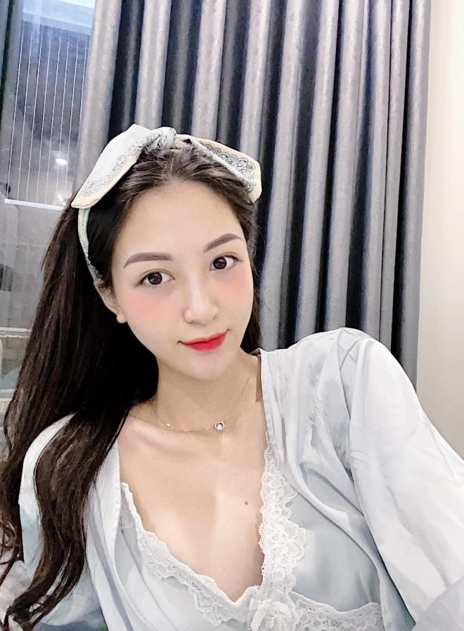 Thư Vũ đập hộp điện thoại  3