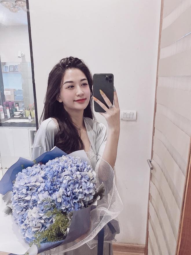 Thư Vũ đập hộp điện thoại  1