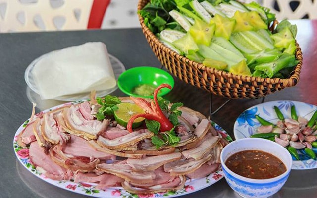 “Bê thui Cầu Mống” còn được người dân Đà Nẵng gọi với cái tên quen thuộc “bò tái Cầu Mống”. (Ảnh: Internet)