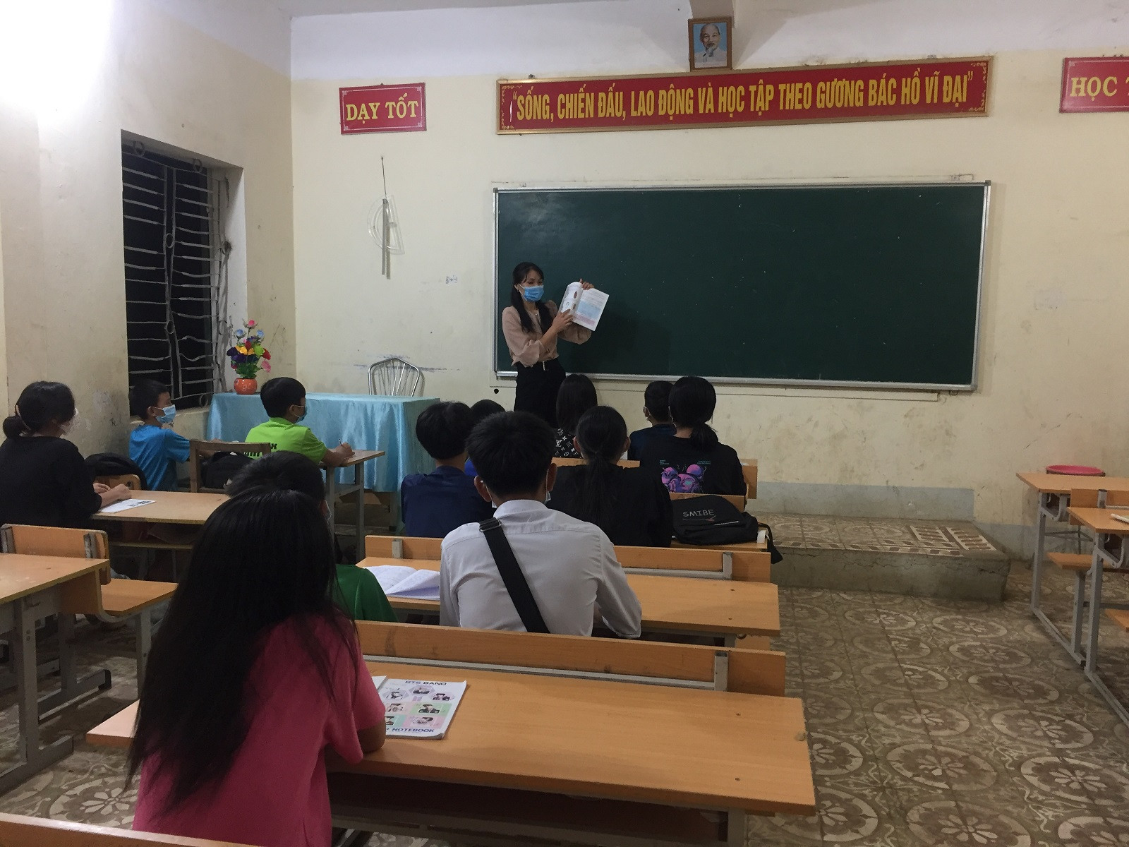 cac-thay-co-giao-thay-phien-nhau-truc-huong-dan-cac-em-on-luyen-bai-w1600-h1200.JPG