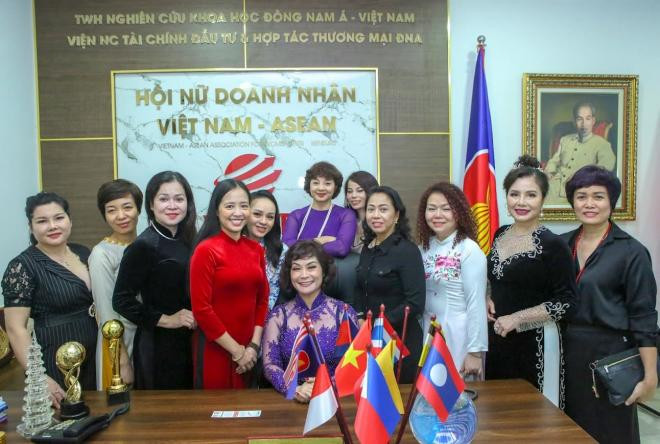 hoi-nu-doanh-nhan-VN-ASEAN-2010 (1).jpg 0