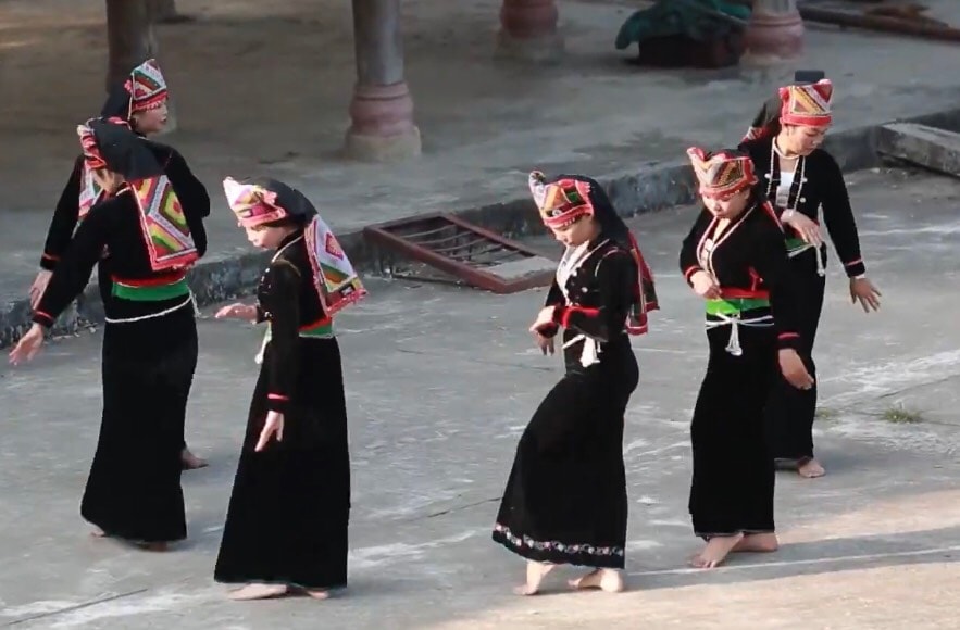 Điệu “múa cá lượn” như thể hiện tình yêu và khát vọng, tình cảm gắn bó cộng đồng của đồng bào nơi đây. (Ảnh: Internet)